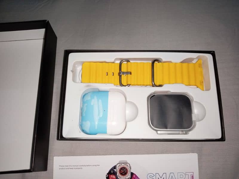 Ultra 8 watch + Earphones free 1