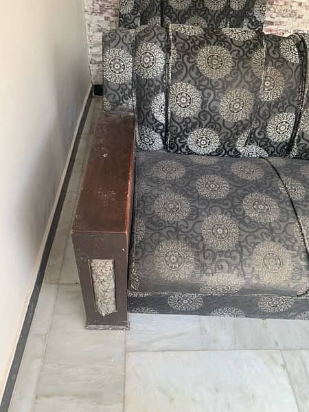 5 SEATER SOFA GOOD CONDITION 5