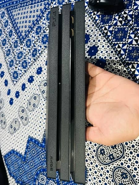 ps4 pro 1tb in mint condition 7