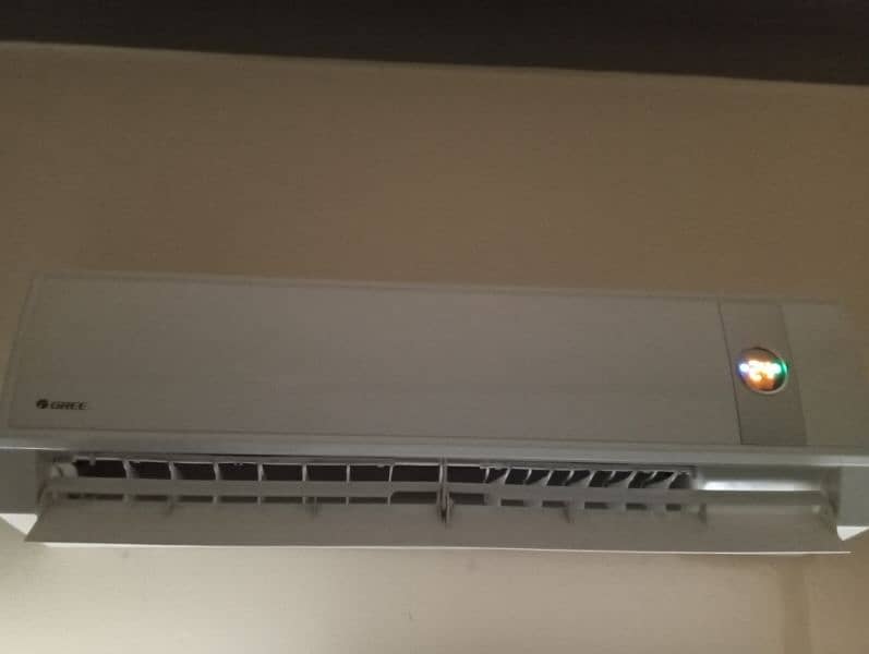 Gree non inverter air conditioner for sale. . 1