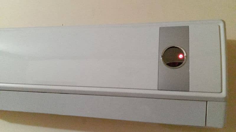 Gree non inverter air conditioner for sale. . 5