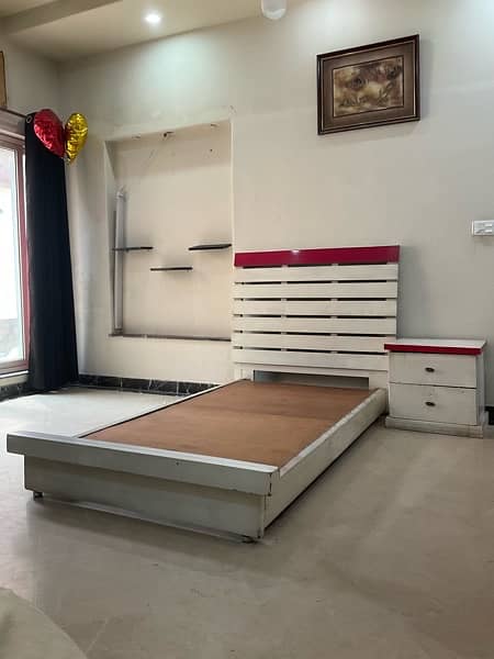 2 Single Beds and 1 Side Table For sale 1