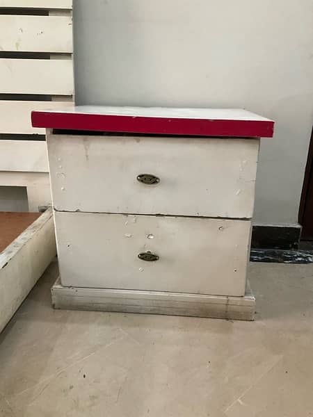 2 Single Beds and 1 Side Table For sale 5