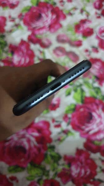 iphone 8 10/10 condition 2