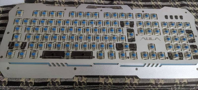 URGENT Mechanical Gaming RGB  keyboards for sale 5