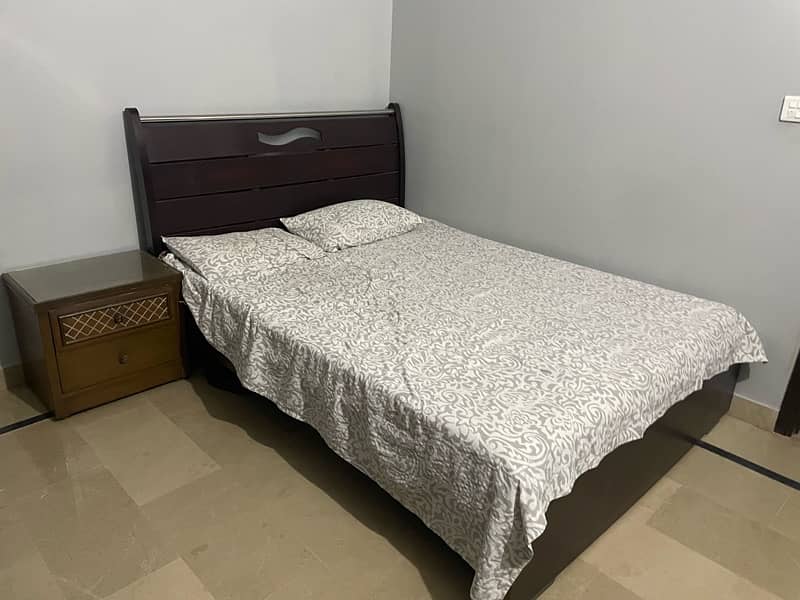 Queen size bed & mattress Almari 2