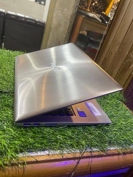 Asus Core i5 6th Genertion 8Gb Metal zenbook 2