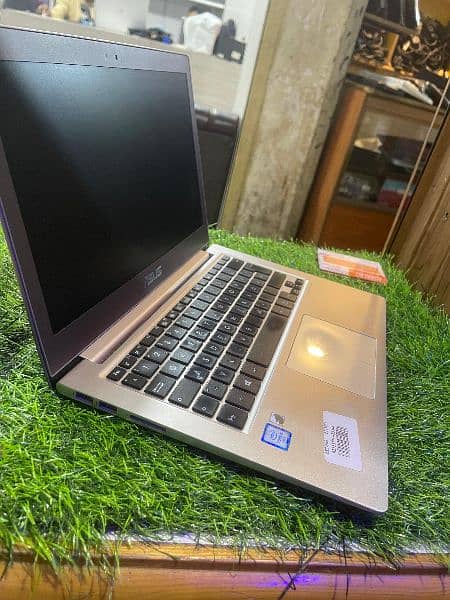 Asus Core i5 6th Genertion 8Gb Metal zenbook 3