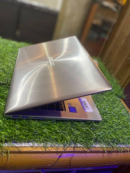 Asus Core i5 6th Genertion 8Gb Metal zenbook 6