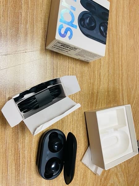 samsung earbuds sm-r170 in excellent condition 1