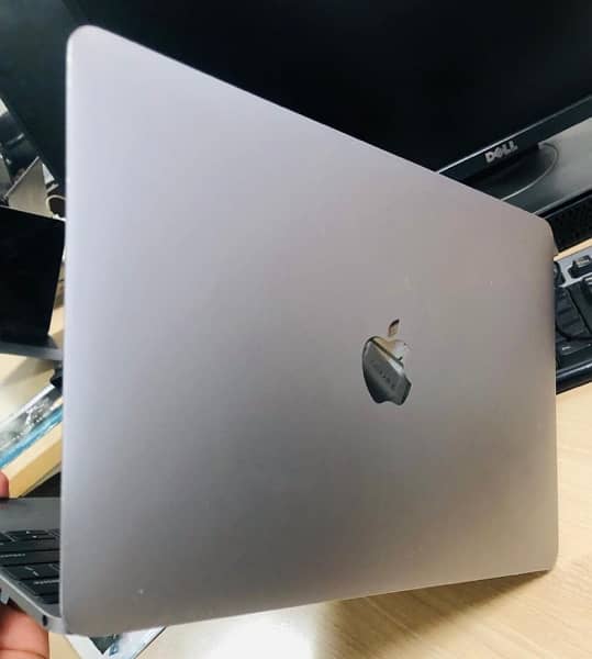 2017 Apple Macbook 3