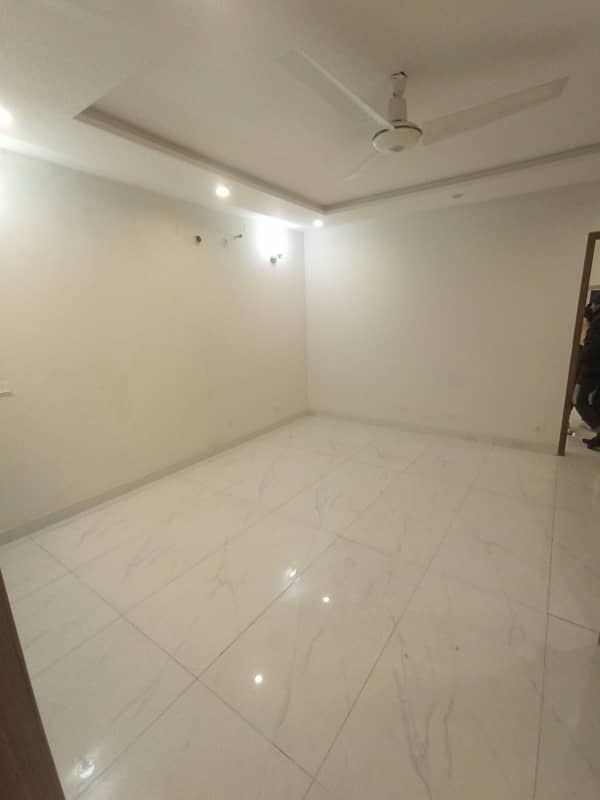 4 Marla Flat Available For Rent Good Location 3