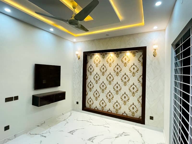 5 Marla Beautiful House For Sale In AA Block Super hot Location Bahria Town Lahore Meting With Owner 15