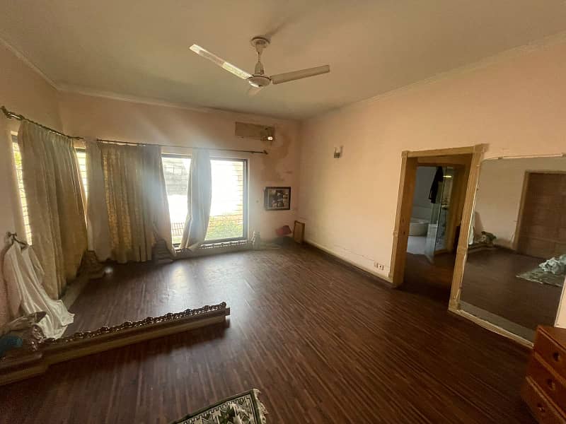 Well Maintained 1 Kanal Lavish Bungalow for Sale in DHA Phase 4 8