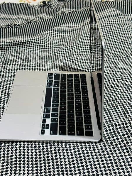 MacBook Air M2, year 2022 with full box 6