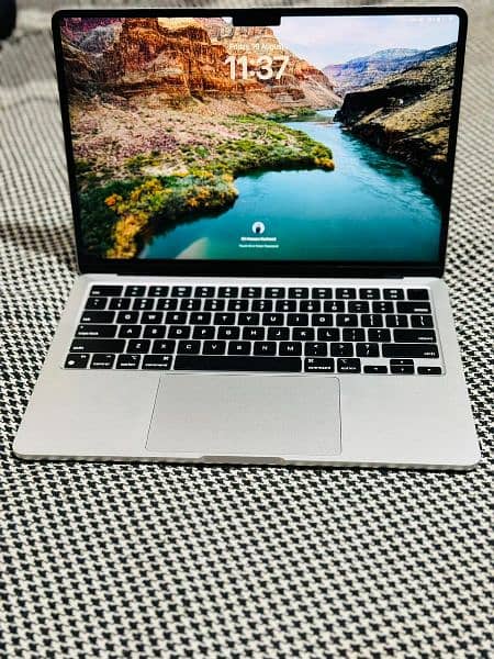 MacBook Air M2, year 2022 with full box 7