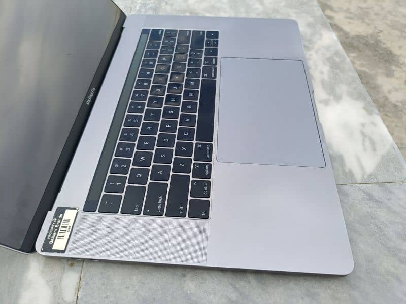 MacBook pro core i7, 2018 15 inch 16-1TB 4