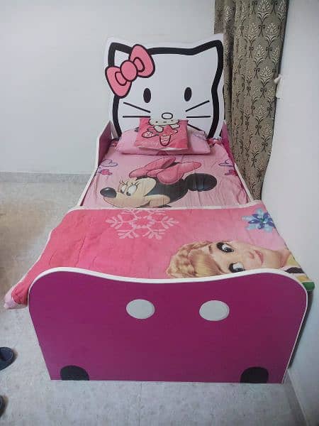 Girl Kitty bed set almost new 2