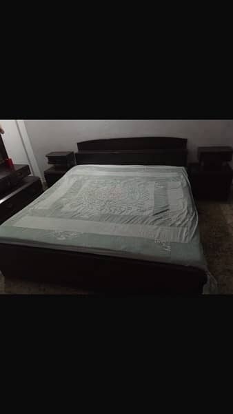 Bed set with dressing and side tables 0