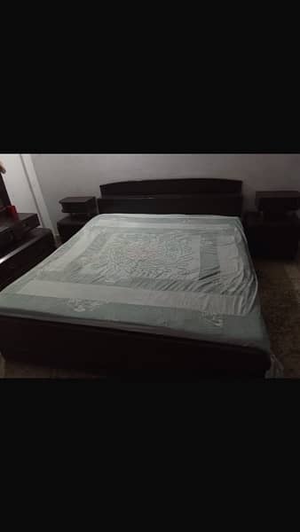 Bed set with dressing and side tables 3