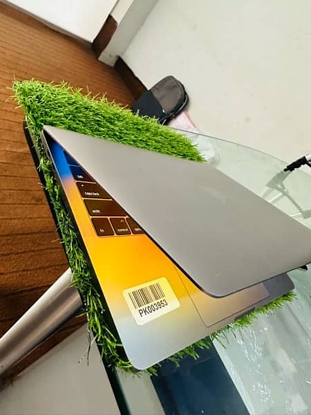 MacBook pro 2017 16GB RAM 256SSD 3