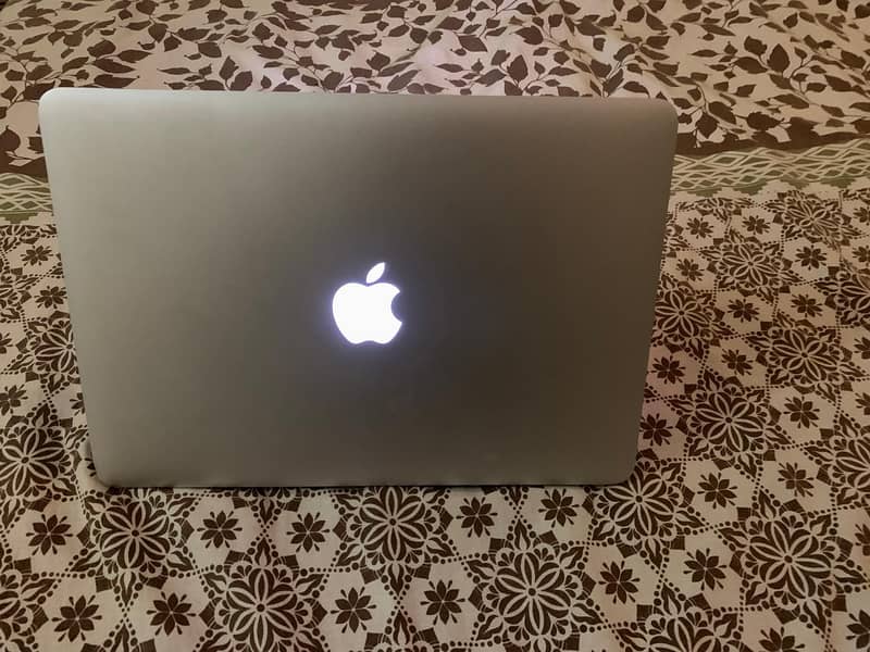 MacBook Air 13" (Early 2015) - Intel Core i5, 4GB RAM, 128GB SSD 8