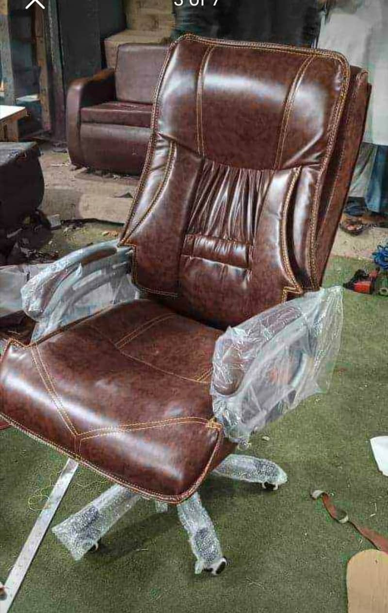 Executive chair  - office chair/visitor chair Revolving chair for sale 9