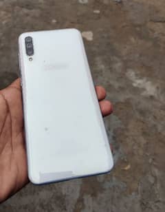 Samsung A70           serious buyar contact me 0