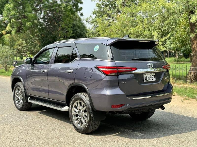 Toyota Fortuner V 2021 new shape 4