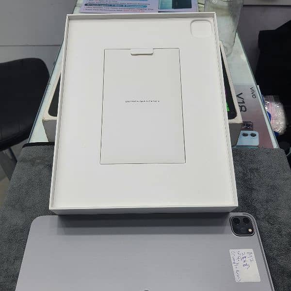 Apple iPad Pro 12.9-inch (6th Gen) Wi-Fi 256GB - Space Gray 8