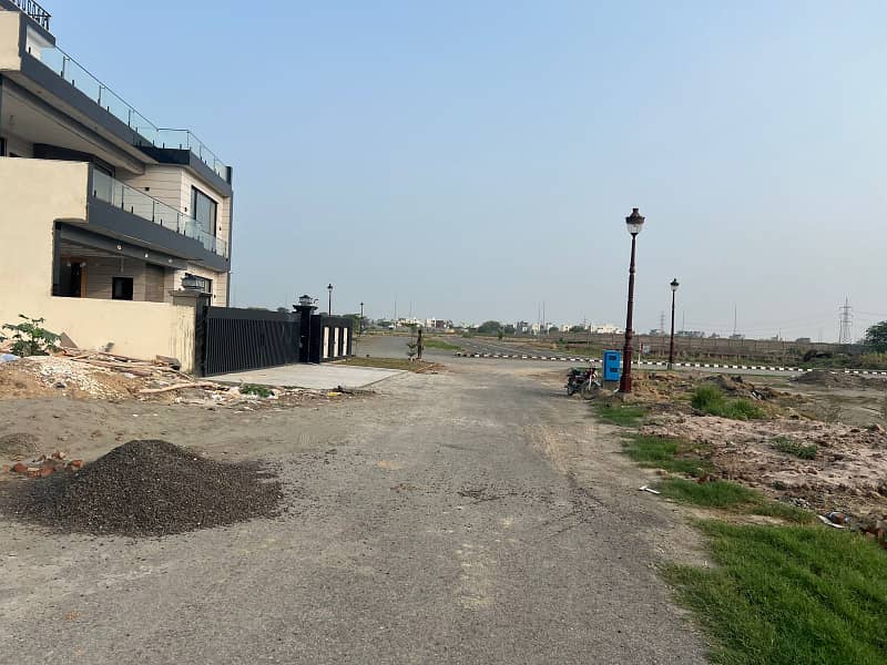 1 Kanal Plot Corner And Facing Park In Golf Sector 16