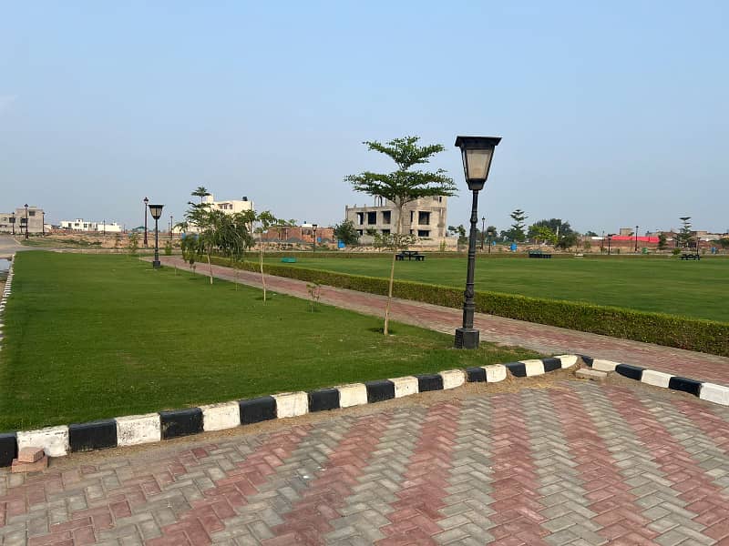 1 Kanal Plot Corner And Facing Park In Golf Sector 17