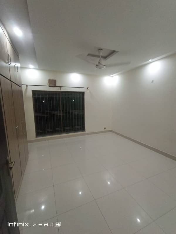 1 kanal upper portion available for rent with gass good location 10