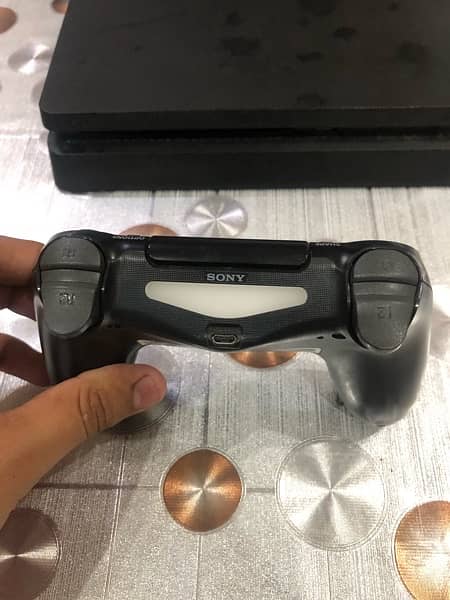 Ps4 slim (500gb) and 2 games 5