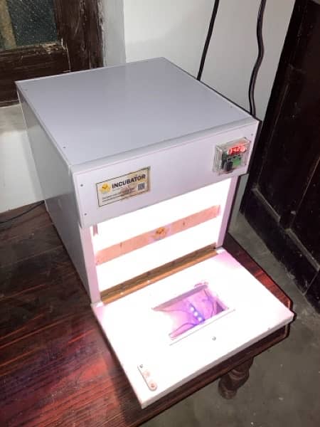 Incubator 25/30 Eggs capacity 3