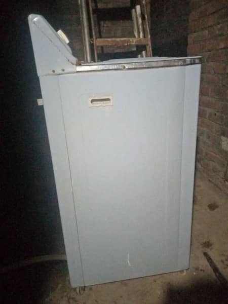 Asia washing machine in good condition 1