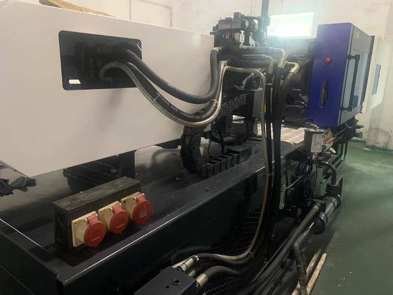 injection moulding machine 11