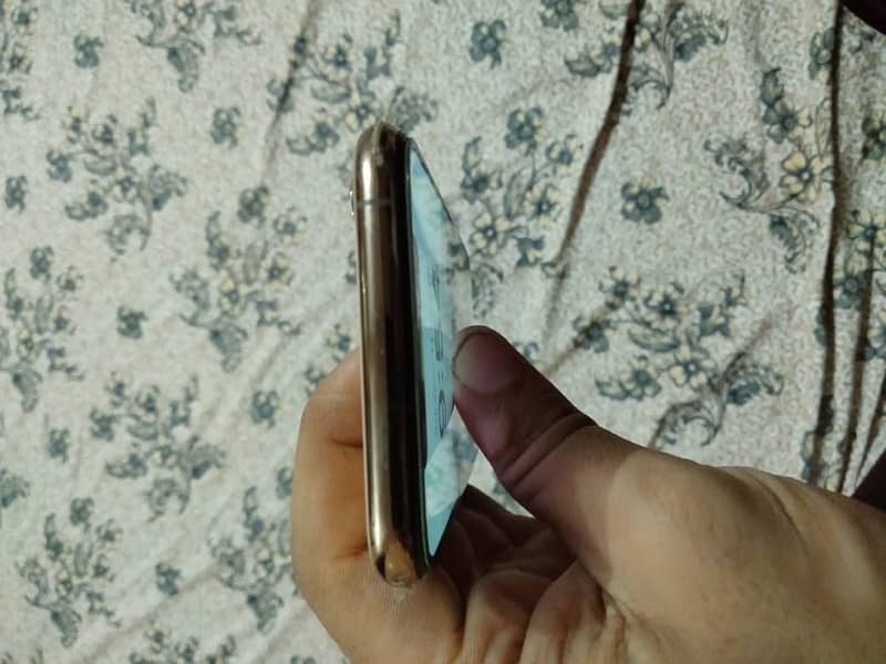 iPhone XS 10 by 9 condition 1