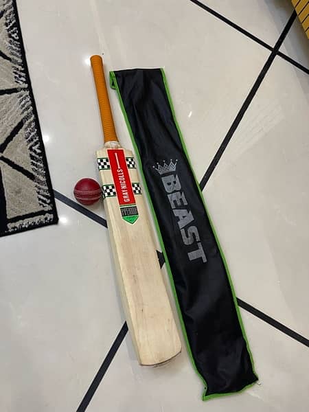 Cricket bat of gray niclos brand 1