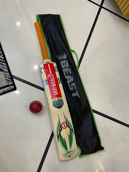 Cricket bat of gray niclos brand 2