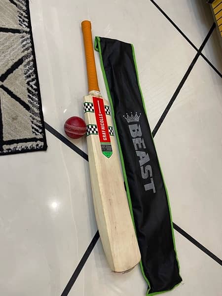 Cricket bat of gray niclos brand 3