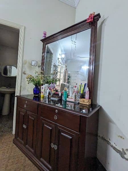 Clean dressing table, newly polished 1