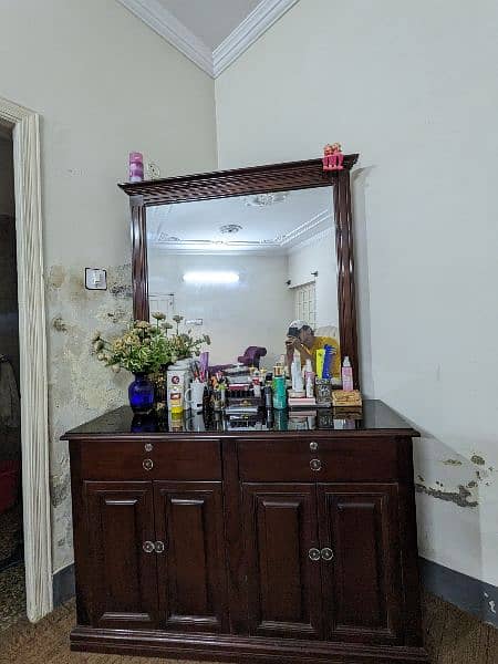 Clean dressing table, newly polished 2