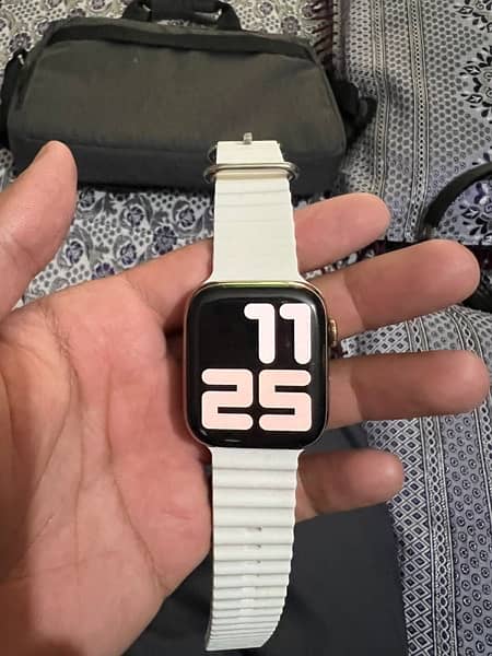 Apple Watch 5 series Gold colour stainless steel 1