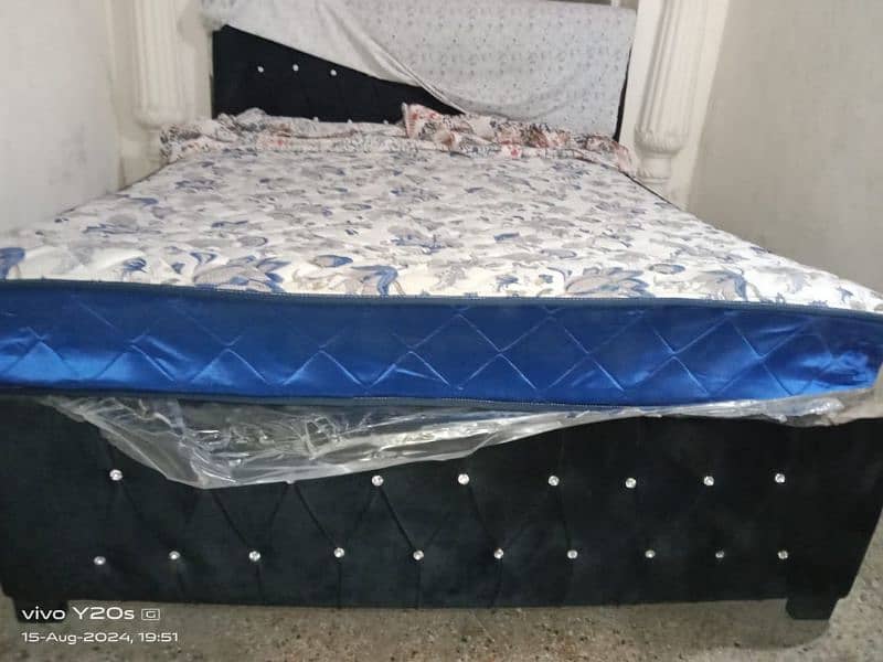 spring matress 1 month used only, 7 year warenty, 10 / 10 condition, 4