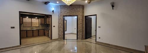 10 MARLA SLIGHTLY HOUSE IS AVAILABLE FOR RENT ON TOP LOCATION OF VALENCIA TOWN LAHORE 0