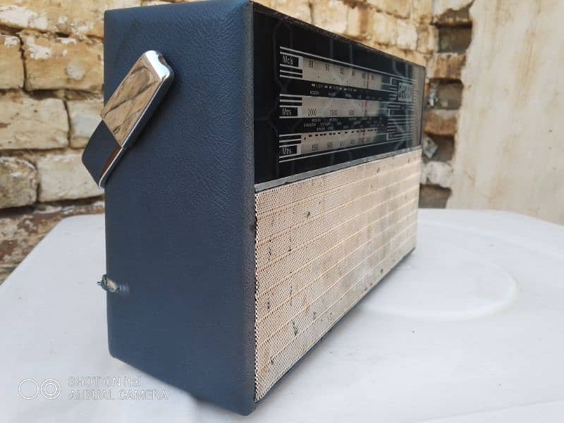 vintage antique transistor radio 1