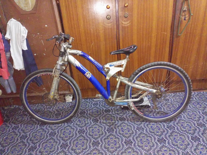 I'm selling my mountain bike. 1