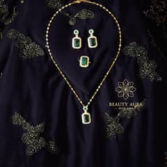 Emerald Elegance Jewellery Set 0