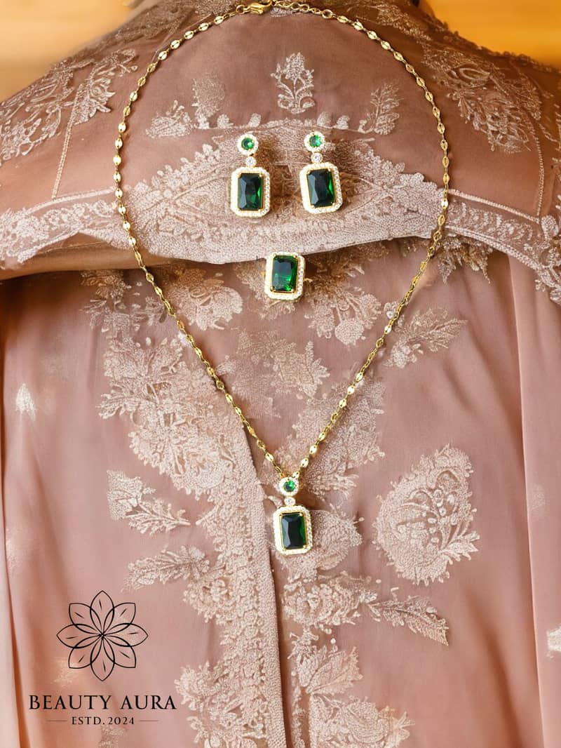 Emerald Elegance Jewellery Set 3